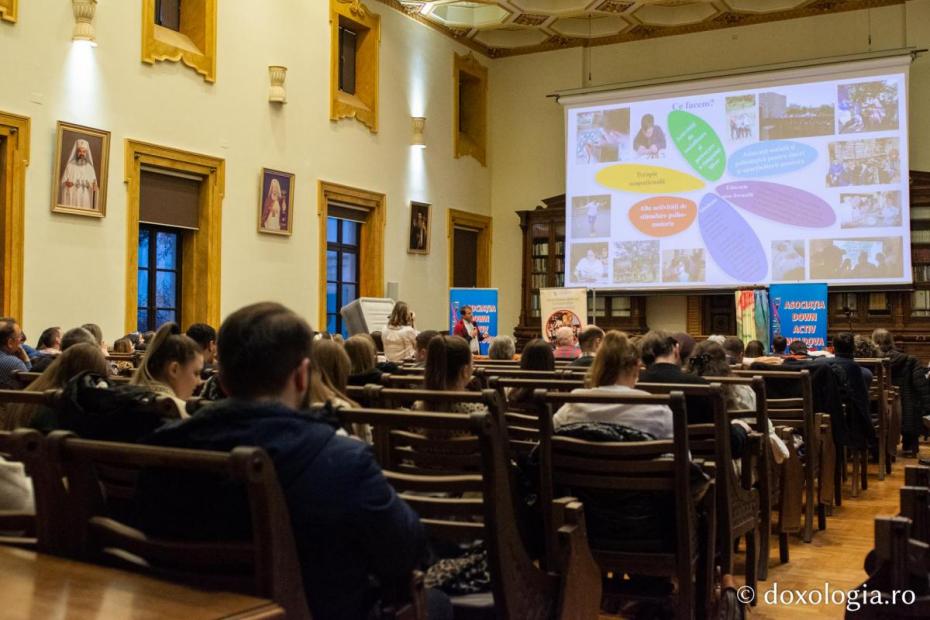 Studenții Facultății de Teologie Ortodoxă din Iași au organizat un eveniment dedicat Zilei Internaționale a Persoanei cu Dizabilități / Foto: Mihail Vrăjitoru