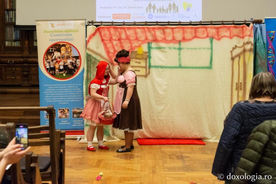 Studenții Facultății de Teologie Ortodoxă din Iași au organizat un eveniment dedicat Zilei Internaționale a Persoanei cu Dizabilități / Foto: Mihail Vrăjitoru