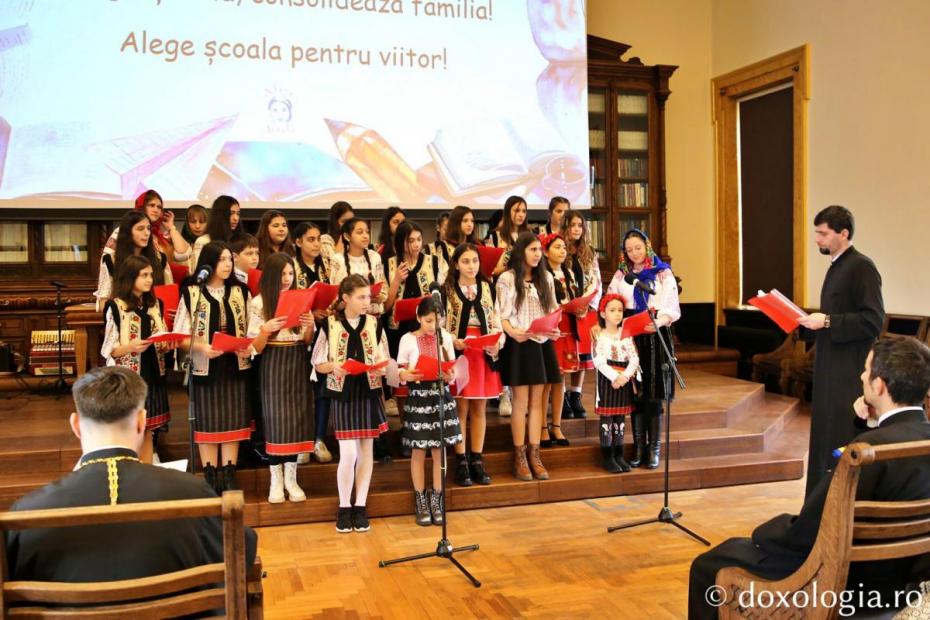 Copiii beneficiari ai programului „Alege Școala”, colindând mulțimea prezență la eveniment / Foto: Flavius Popa