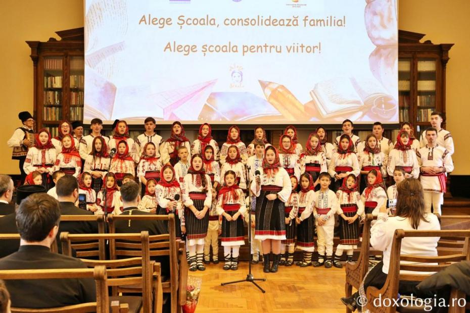Copiii beneficiari ai programului „Alege Școala”, colindând mulțimea prezență la eveniment / Foto: Flavius Popa