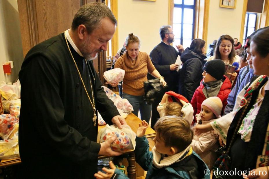 Copiii beneficiari ai programului „Alege Școala”, primind daruri din partea echipei programului „Alege școala!”/ Foto: Flavius Popa