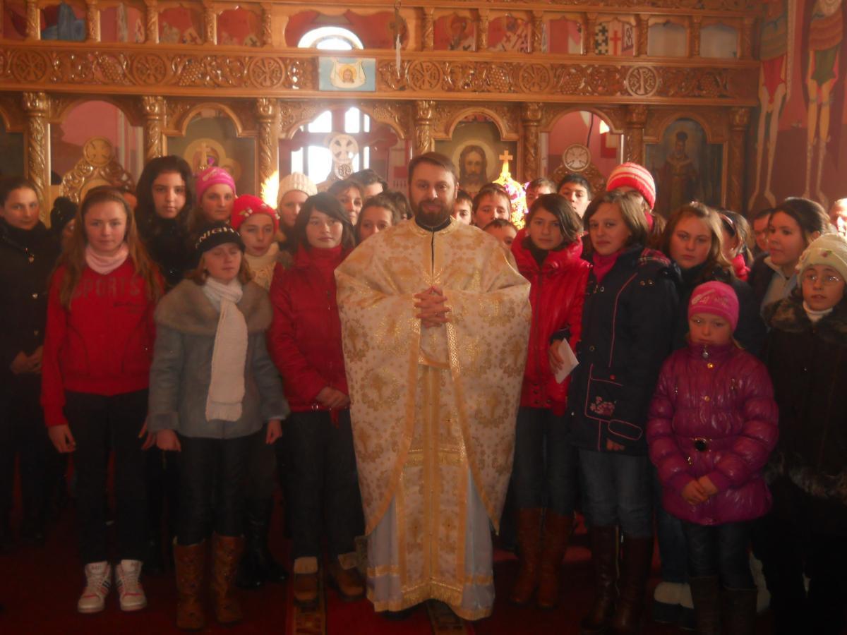 În mijlocul colindătorilor