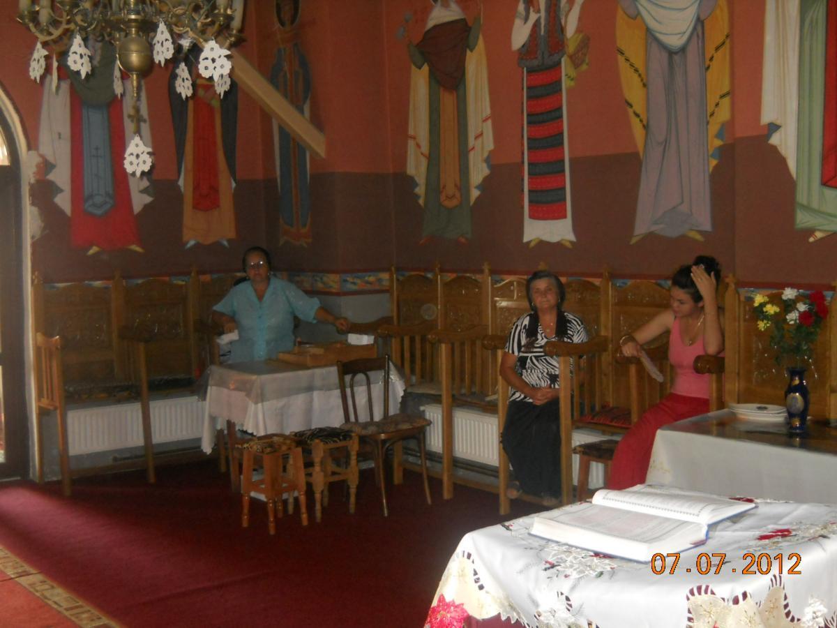 Câţiva oameni în biserică