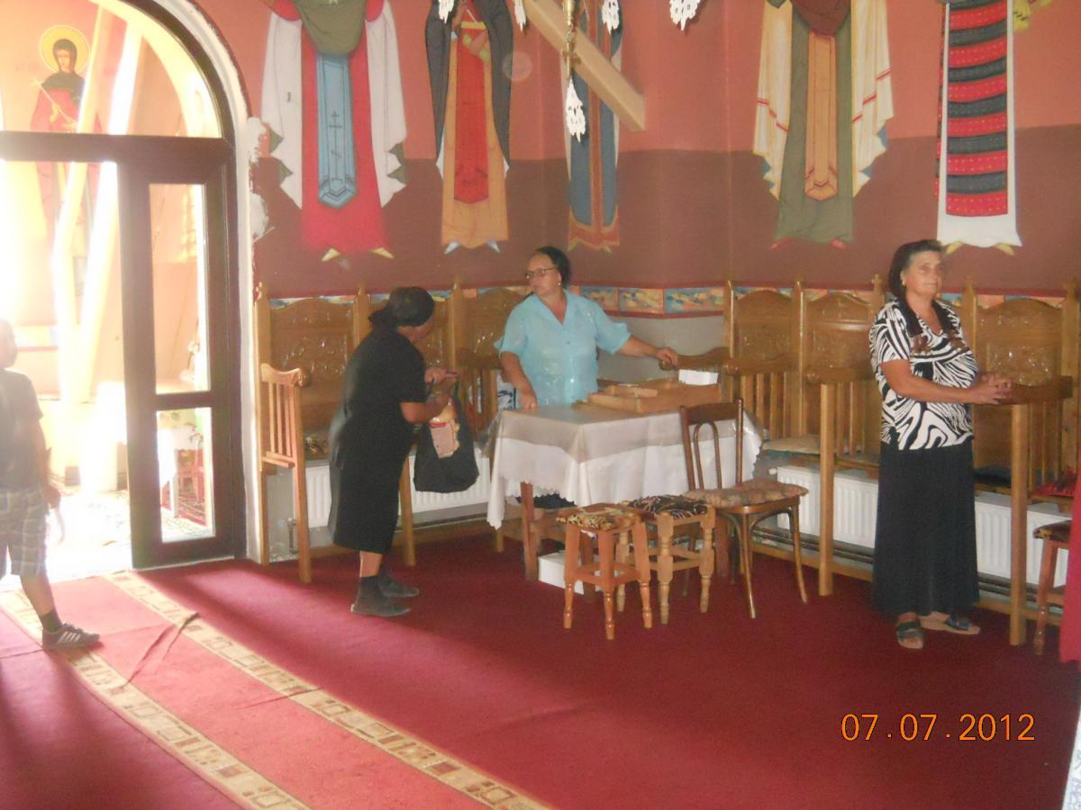 Mai vin credincioşi la slujbă