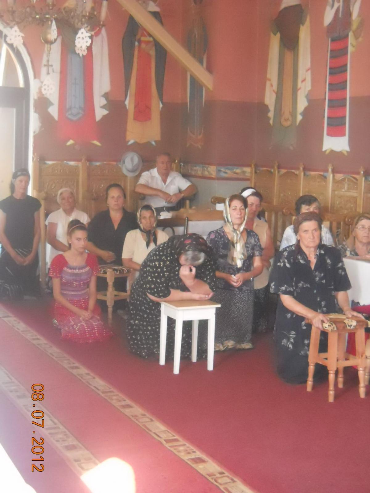 Credincioşii parohiei nostre rugându-se