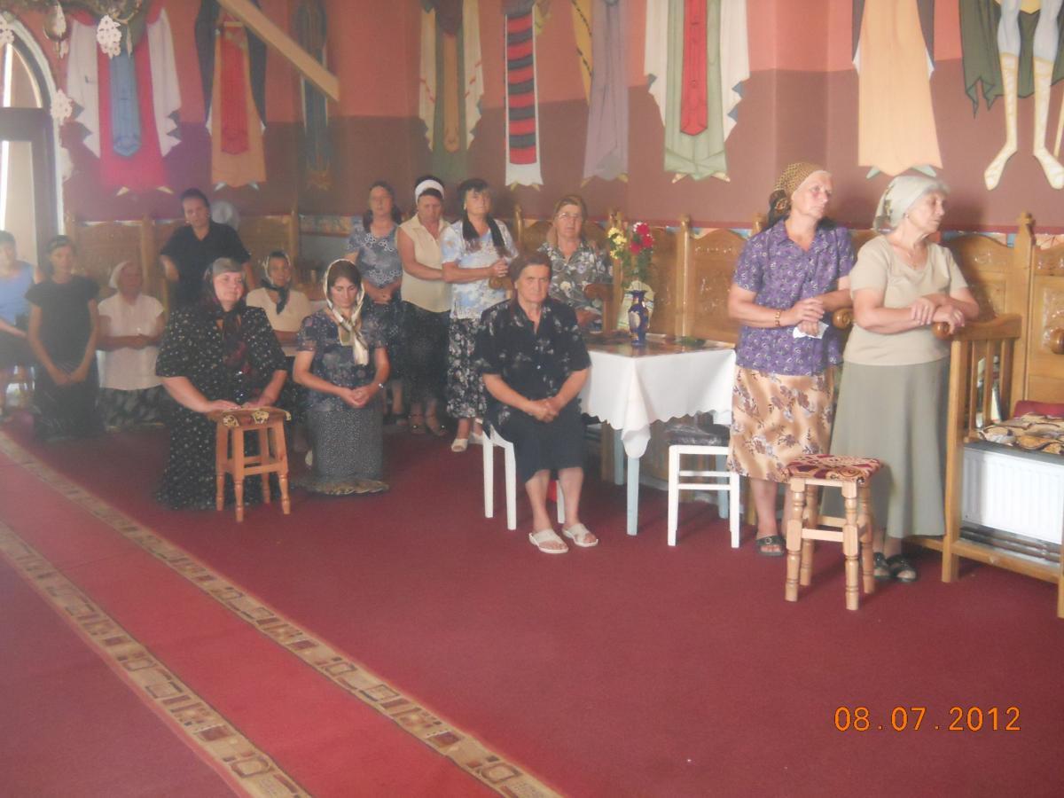 Credincioşii parohiei nostre rugându-se