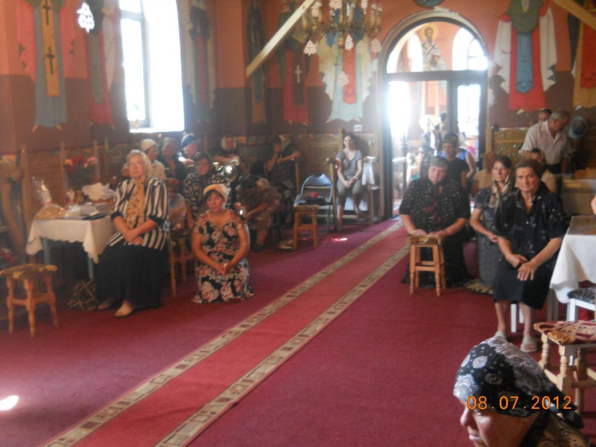 Credincioşii parohiei nostre rugându-se