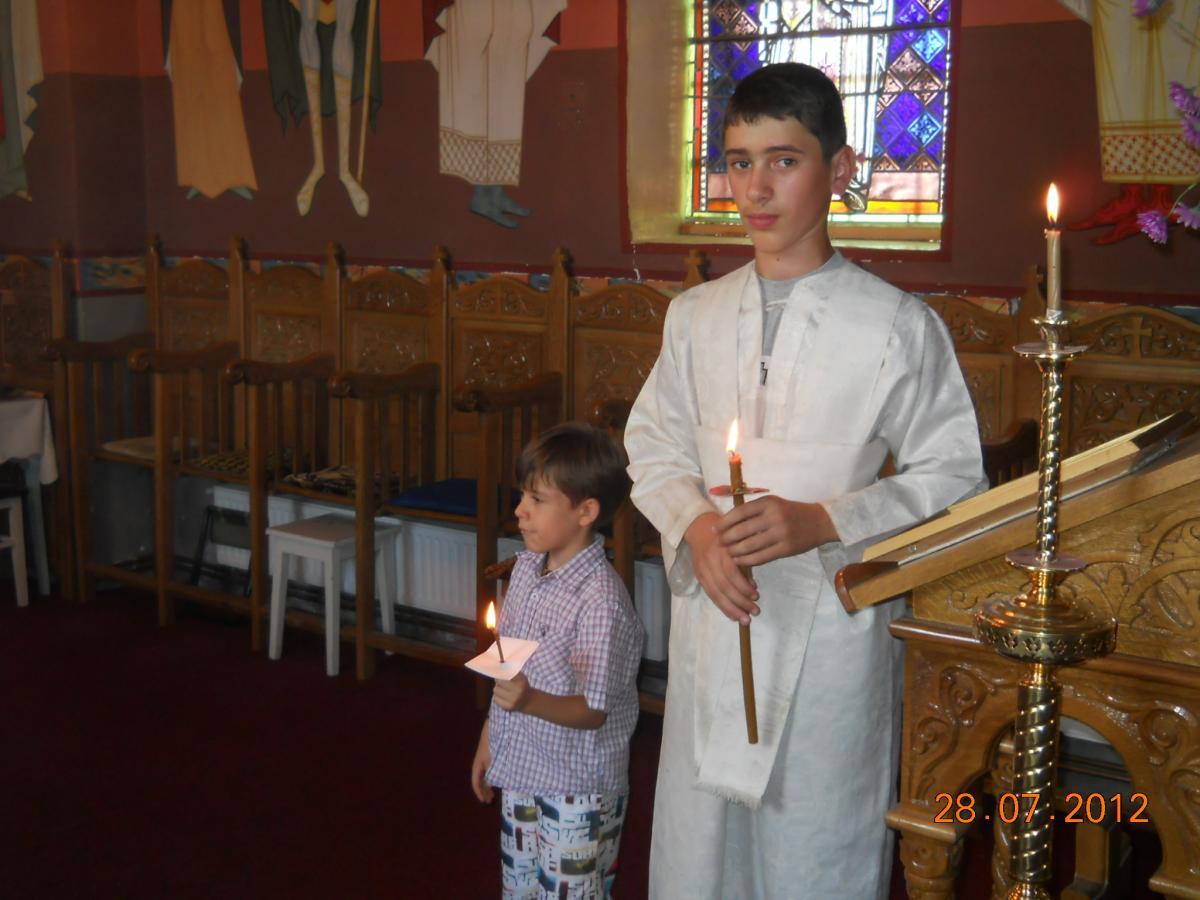 Copiii care înfrumuseţează slujbele