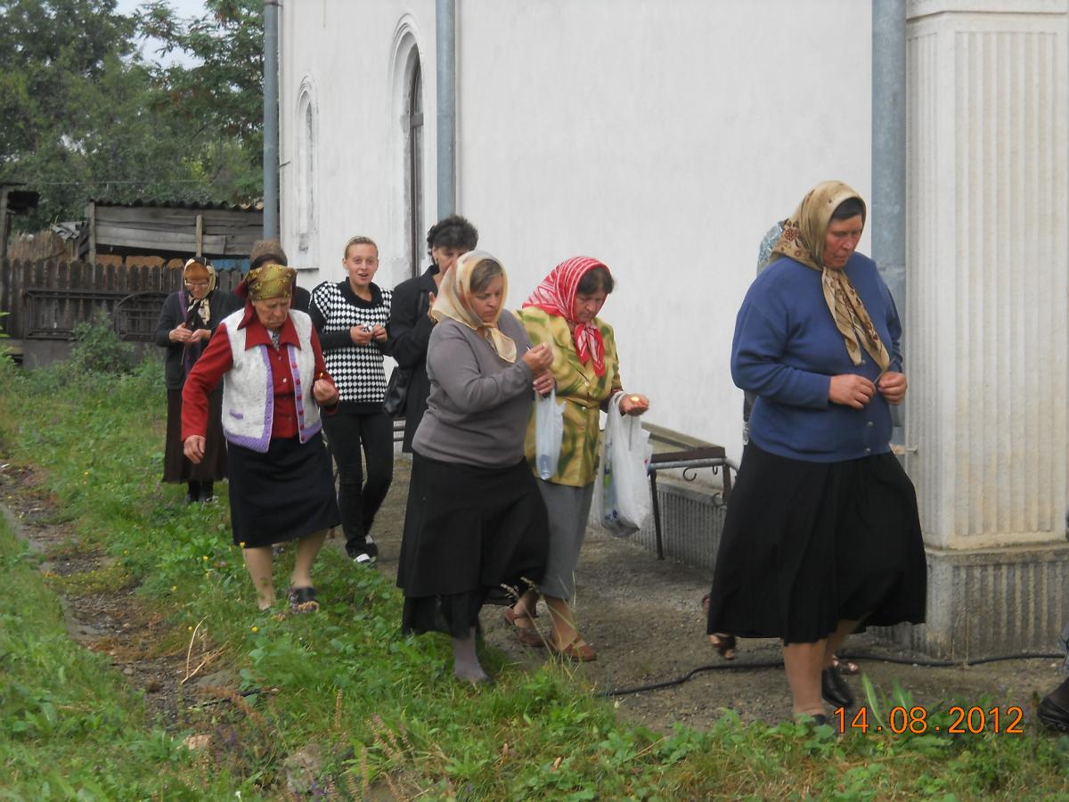 Credincioşii parohiei nostre înconjurând biserica