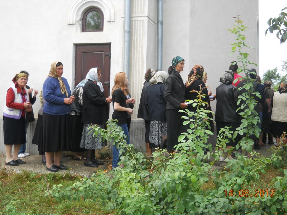 Credincioşii parohiei nostre înconjurând biserica