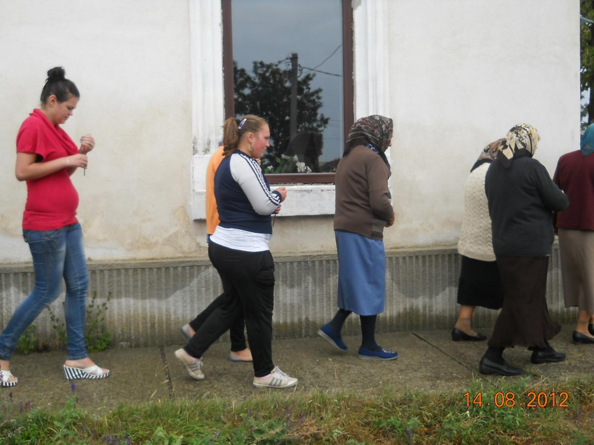Credincioşii parohiei nostre înconjurând biserica
