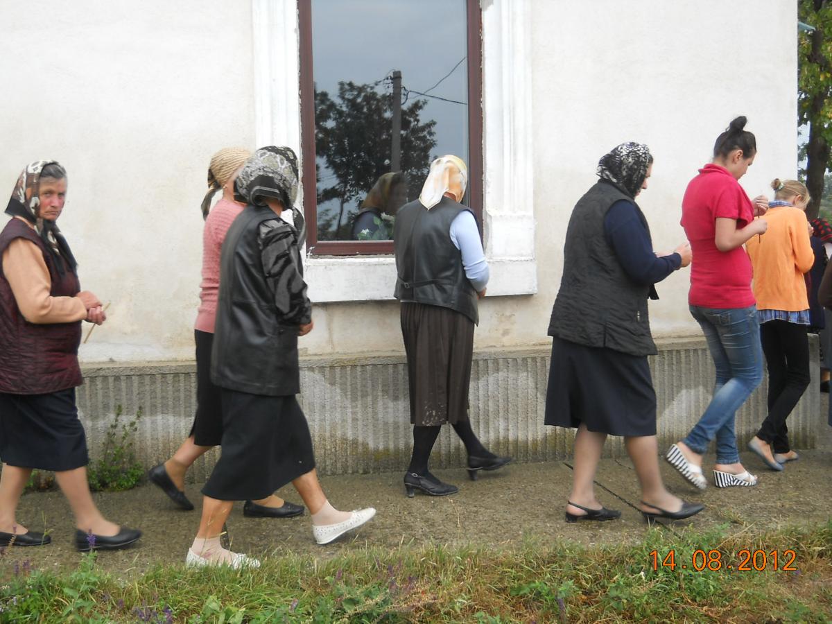 Credincioşii parohiei nostre înconjurând biserica