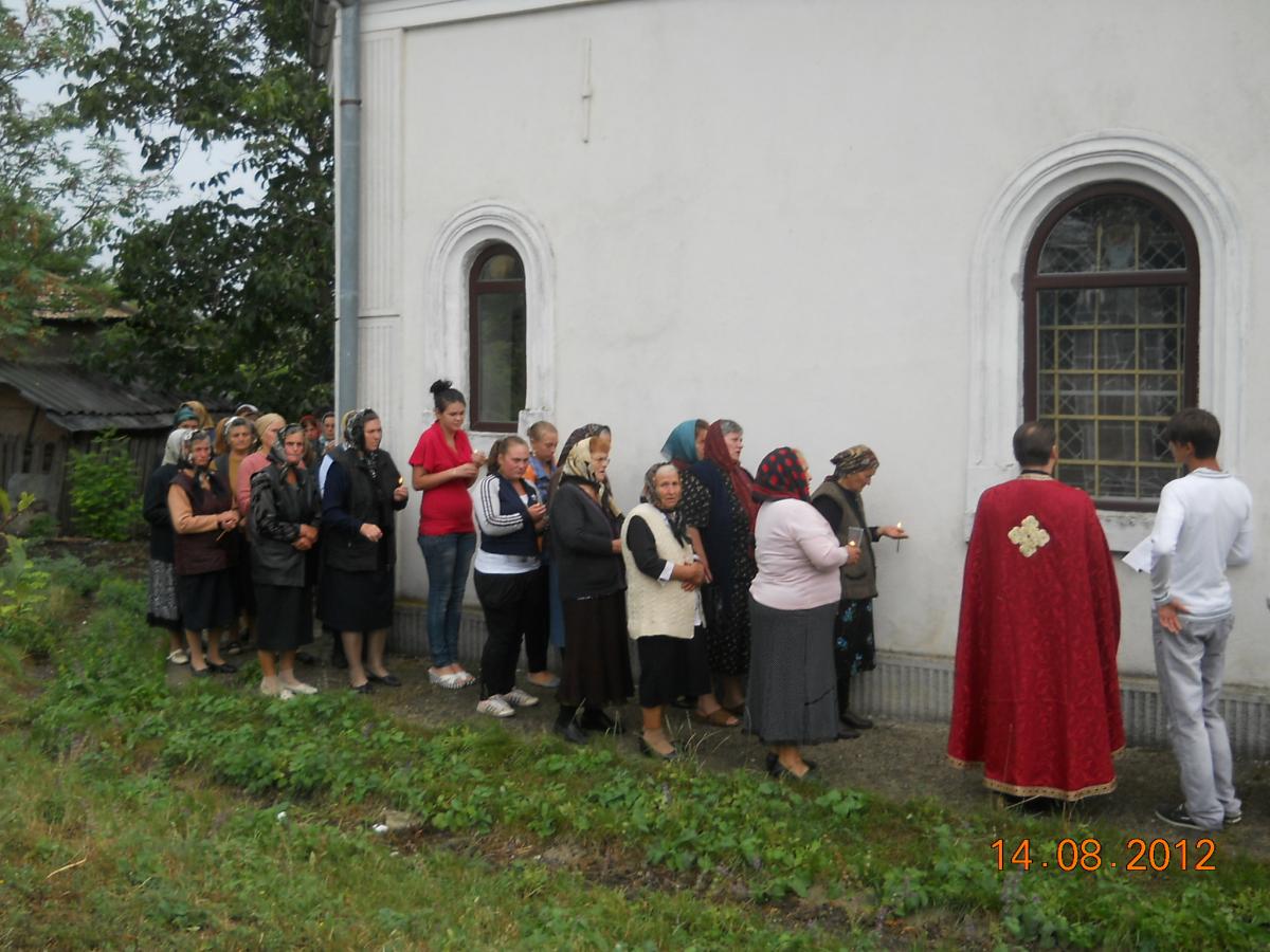 Credincioşii parohiei nostre înconjurând biserica