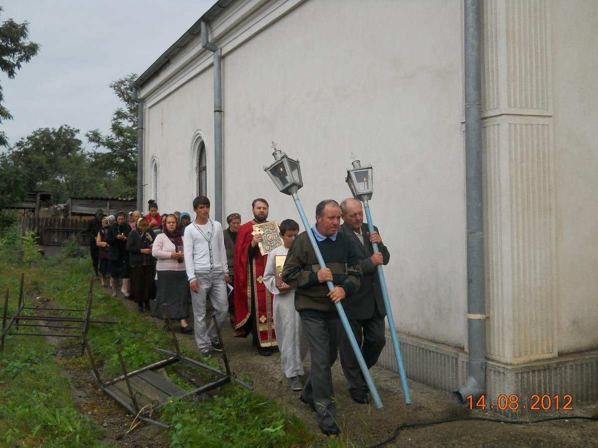 Credincioşii parohiei nostre înconjurând biserica