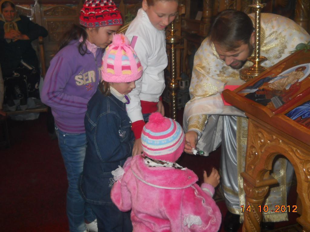 Copiii care înfrumuseţează slujbele