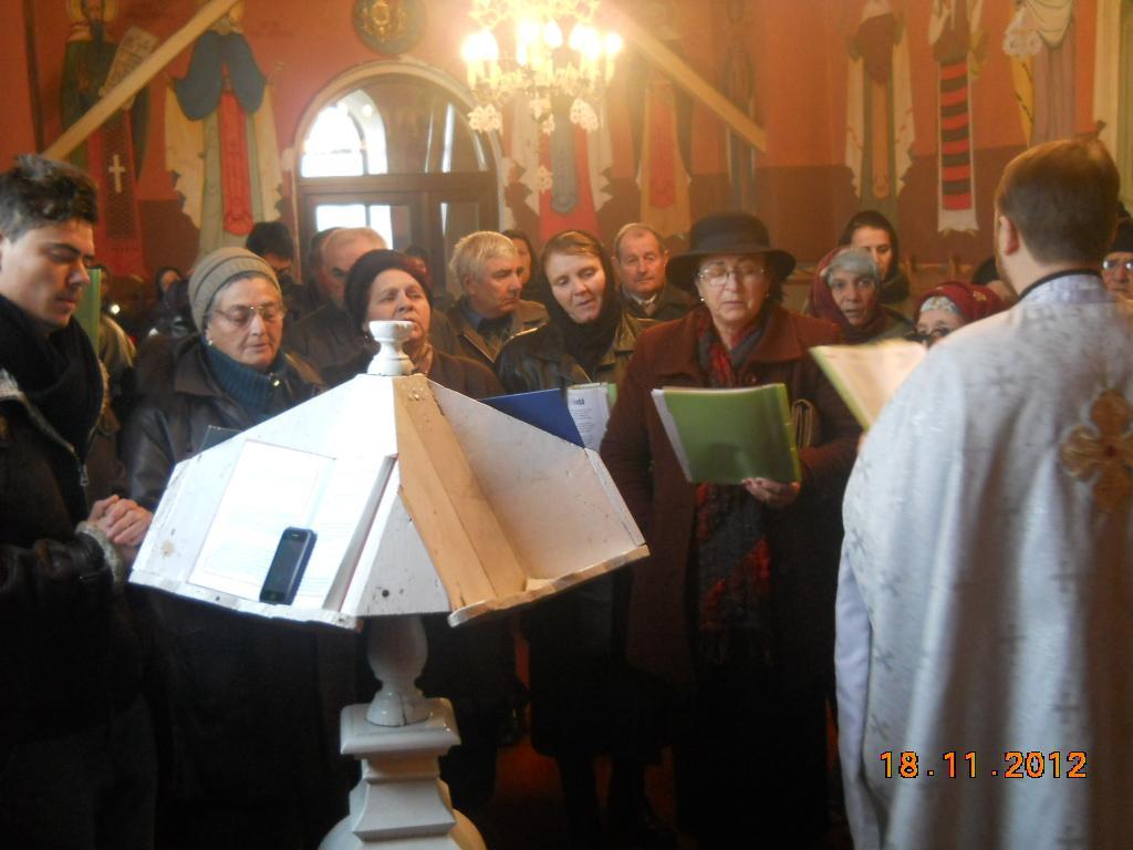 Corul parohiei cântând