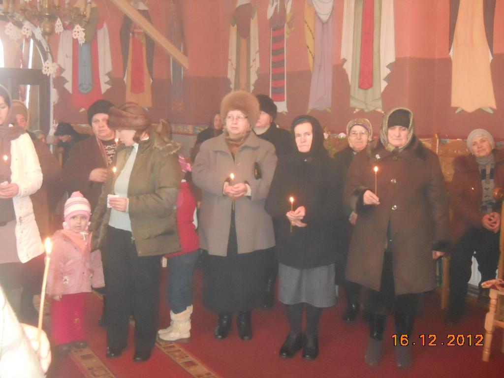 Credincioşii care se pregătesc să se împărtăşească