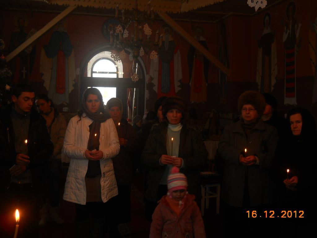 Credincioşii care se pregătesc să se împărtăşească