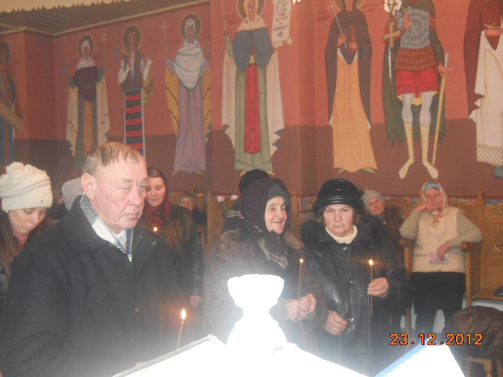 Credincioşii care se pregătesc să se împărtăşească