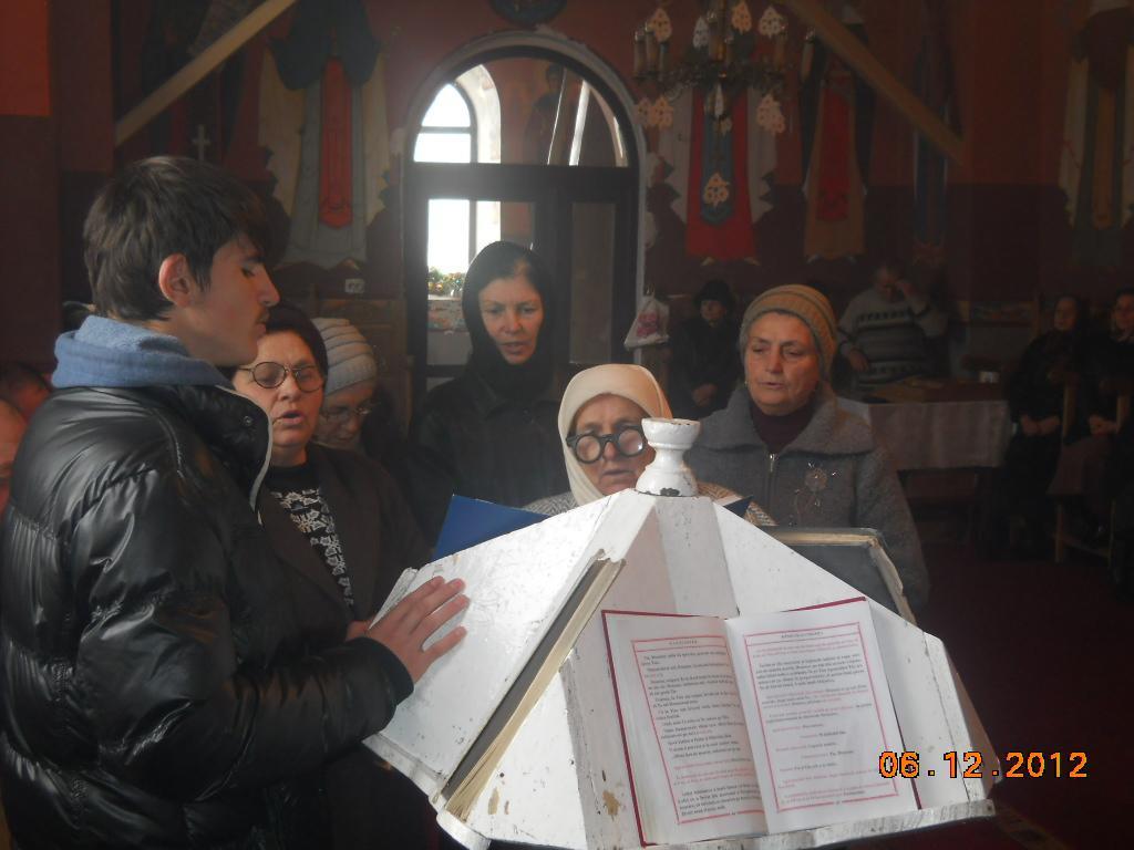 Corul parohiei cântând