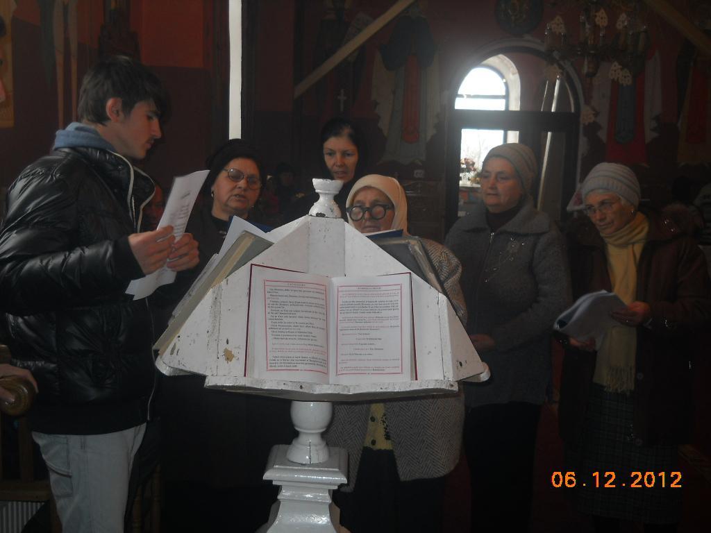 Corul parohiei cântând