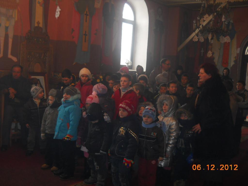 Copiii care înfrumuseţează slujbele