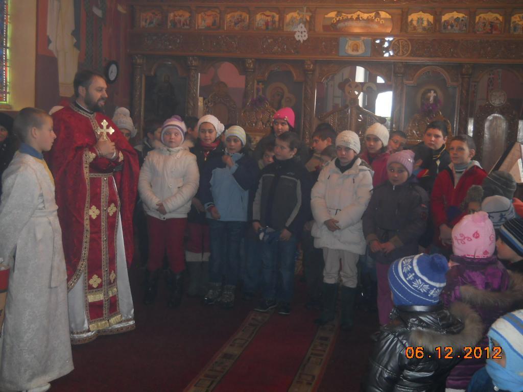 Copiii primesc îndemnuri de la parintele paroh